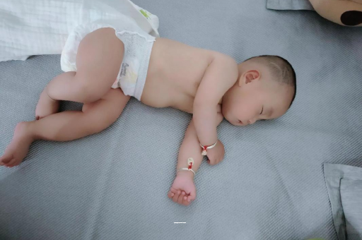 京山孕妇肚子一跳一跳